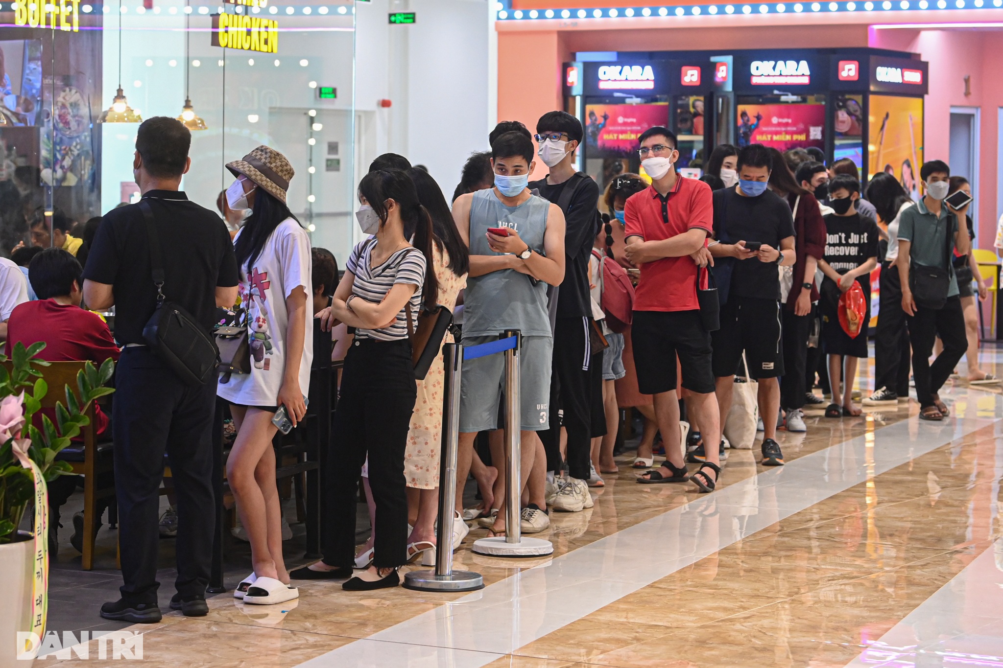Công viên, hàng quán ở Hà Nội chật kín khách ngày đầu kỳ nghỉ lễ - 9 Công viên, hàng quán ở Hà Nội chật kín khách ngày đầu kỳ nghỉ lễ - 9