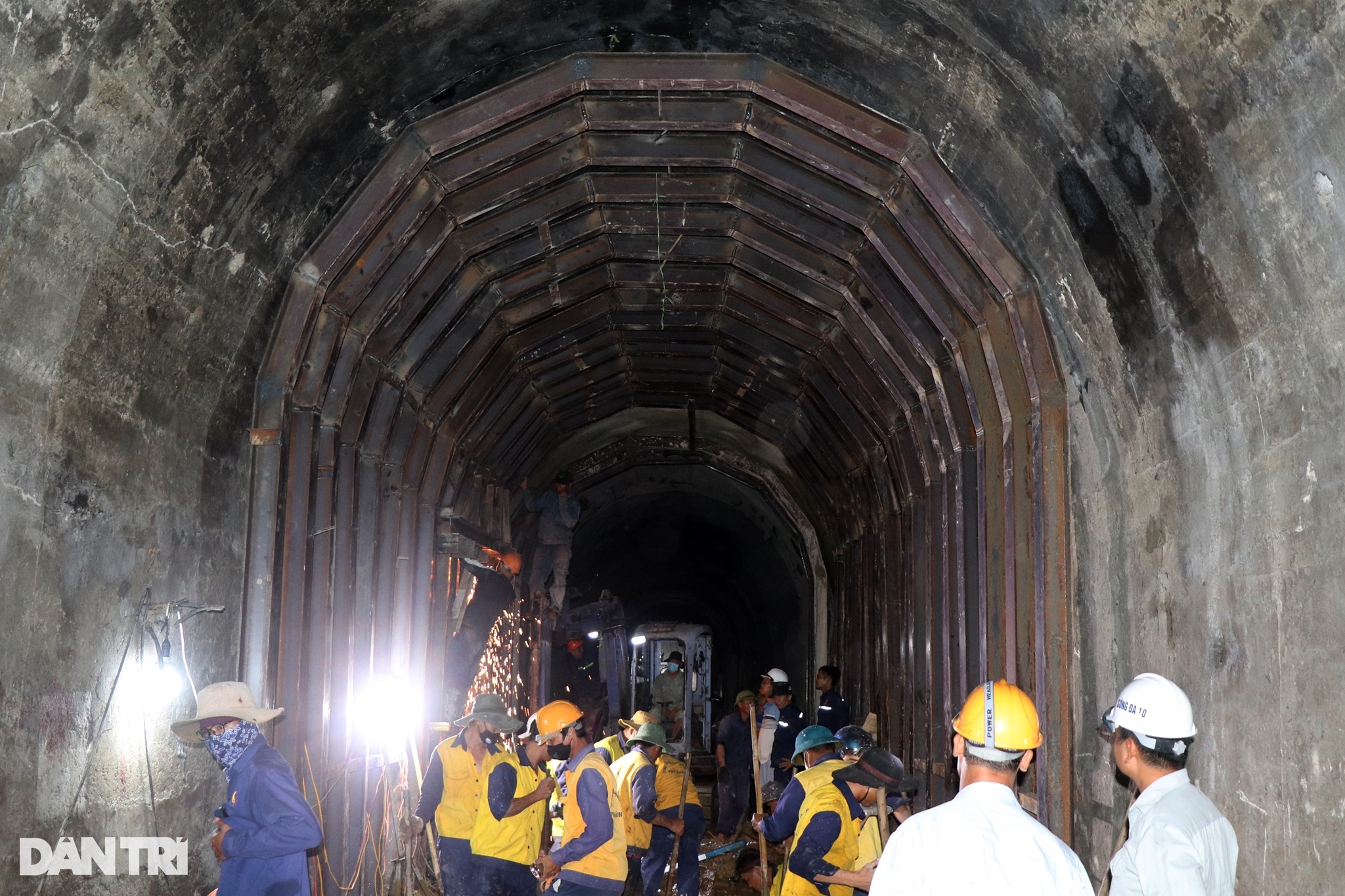 Vụ sạt lở hầm đường sắt Bãi Gió khiến 11.700 hành khách trả vé tàu - 2
