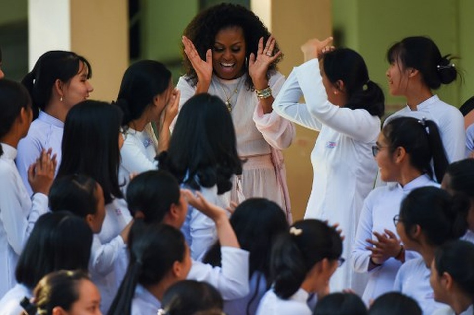 Bà Michelle Obama nhắn gửi nữ sinh Việt: Hãy theo đuổi ước mơ thông qua giáo dục - 2 Bà Michelle Obama nhắn gửi nữ sinh Việt: Hãy theo đuổi ước mơ thông qua giáo dục - 2