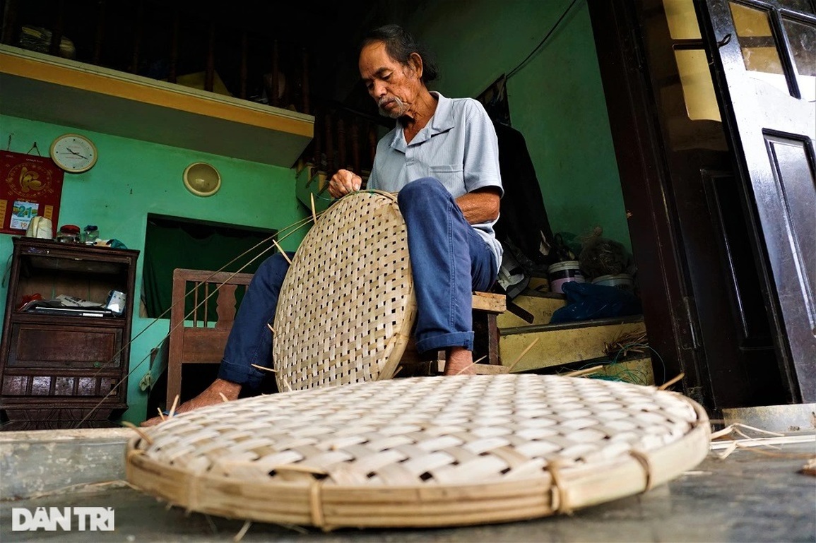 Về xóm Bàu nghe kể chuyện nghề đan rổ phồng tay - 2 Về xóm Bàu nghe kể chuyện nghề đan rổ phồng tay - 2