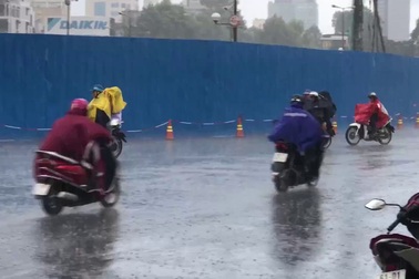 Cơn mưa lớn sáng đầu tuần ở trung tâm Sài Gòn