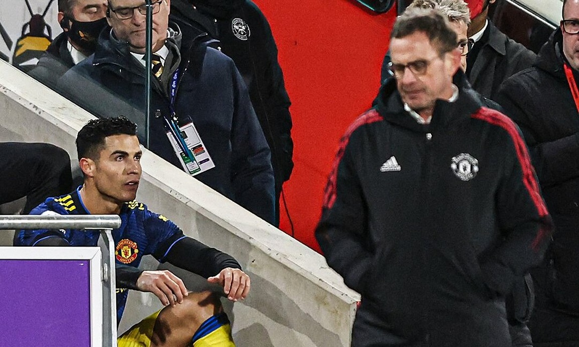 C.Ronaldo giận dữ, ném áo xuống đất sau khi bị thay ra - 2 C.Ronaldo giận dữ, ném áo xuống đất sau khi bị thay ra - 2