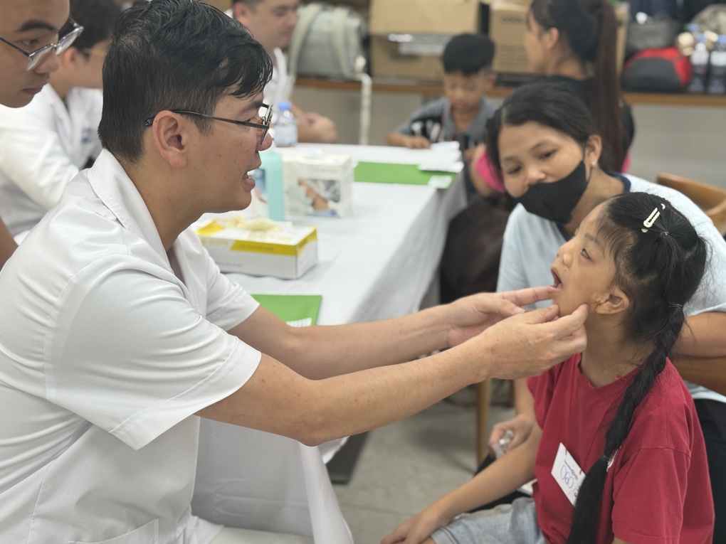 Seltene genetische Krankheit führt bei Kind zu einem riesigen Tumor, der sein Gesicht entstellt – 2 Căn bệnh di truyền hiếm gặp khiến bệnh nhi bị khối u khủng kéo lệch mặt - 2