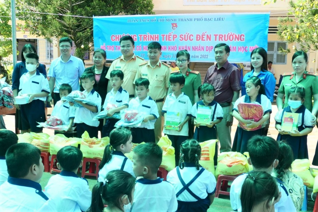 Hàng trăm trẻ em nghèo ở miền Tây được tiếp sức đến trường - 1 Hàng trăm trẻ em nghèo ở miền Tây được tiếp sức đến trường - 1