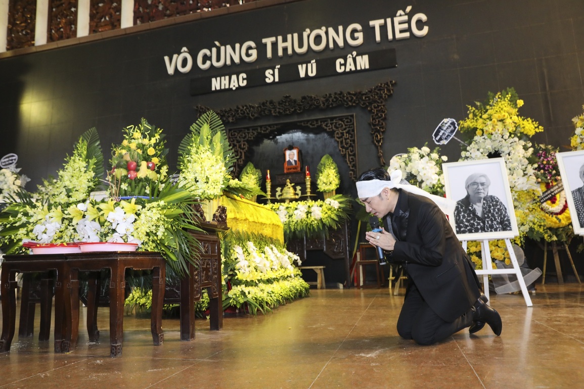 Quang Hà khóc nức nở khi hát chia biệt cha trong tang lễ - 5 Quang Hà khóc nức nở khi hát chia biệt cha trong tang lễ - 5