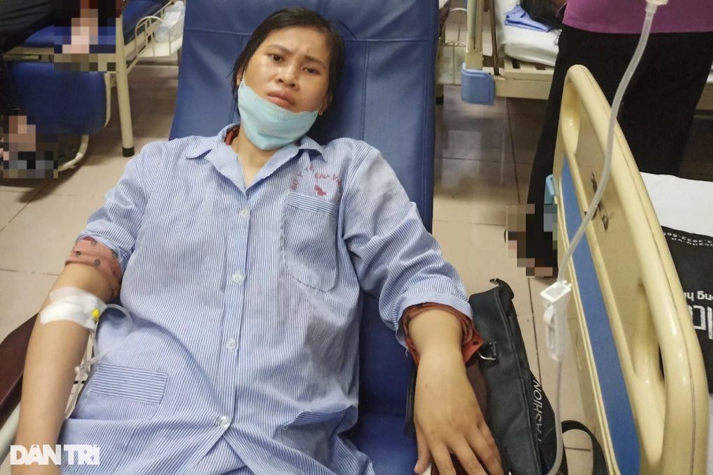 Mẹ ung thư vú giai đoạn cuối, 2 con nhỏ ôm chặt gào khóc - 1 Mẹ ung thư vú giai đoạn cuối, 2 con nhỏ ôm chặt gào khóc - 1