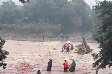 Hơn chục người "dàn hàng" đưa thai phụ qua cầu ngập đi sinh
