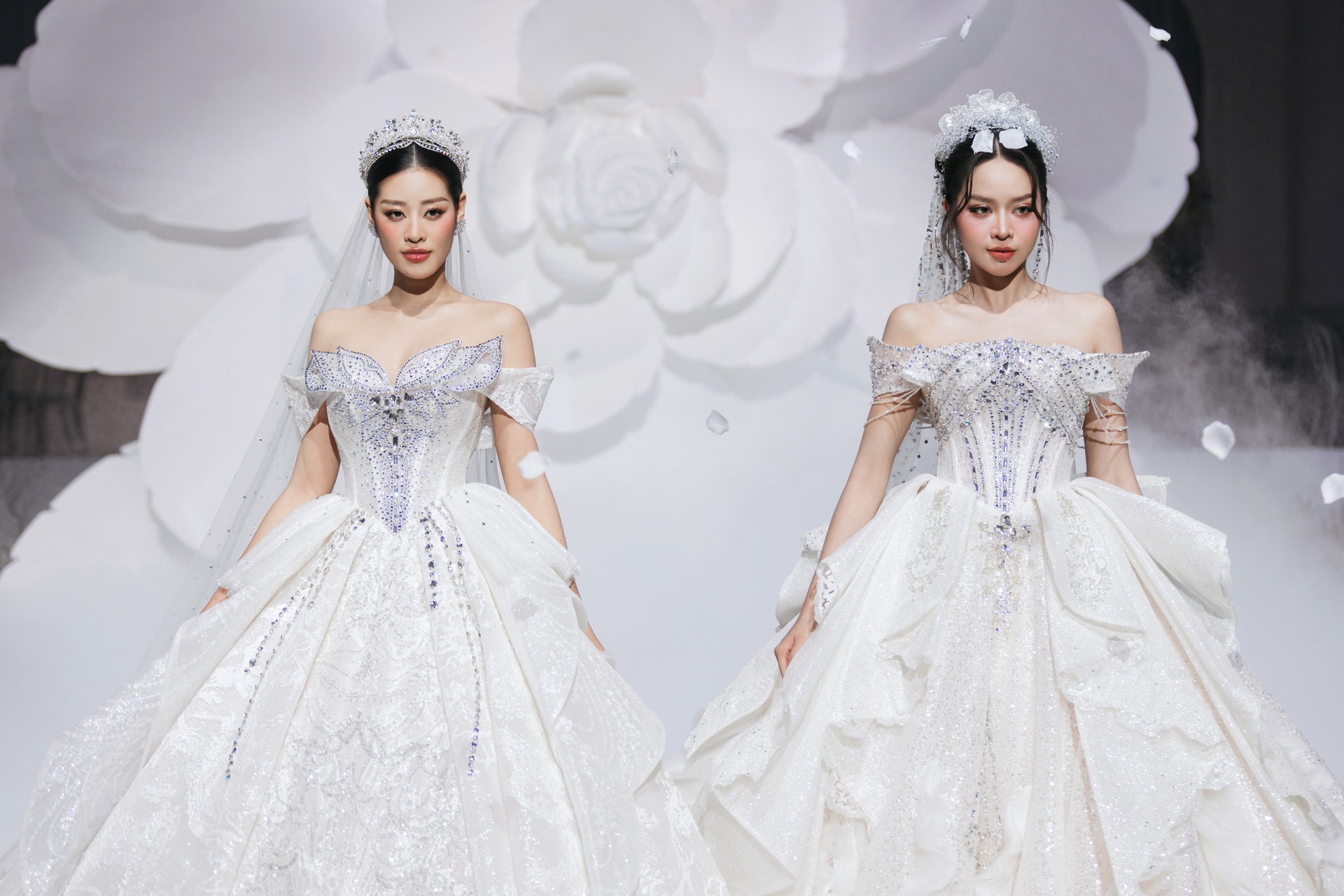 Hồ Ngọc Hà xuất hiện với phong cách khác lạ, nổi bật giữa dàn hoa hậu - 5 Hồ Ngọc Hà xuất hiện với phong cách khác lạ, nổi bật giữa dàn hoa hậu - 5