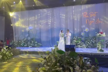 Chồng Ngọc Hân thổi sáo tặng vợ trong ngày cưới