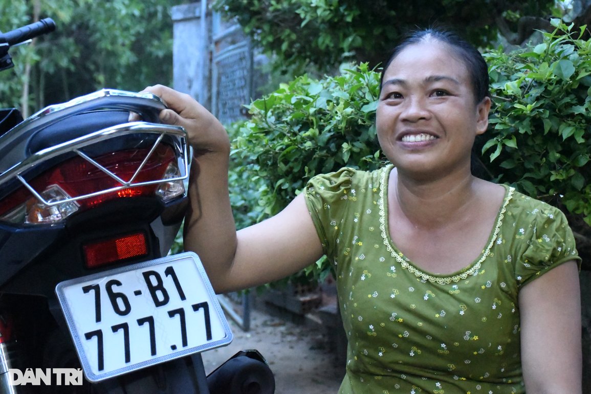 Người phụ nữ sở hữu xe máy biển ngũ quý 7, trả giá 200 triệu đồng không bán - 1 Người phụ nữ sở hữu xe máy biển ngũ quý 7, trả giá 200 triệu đồng không bán - 1