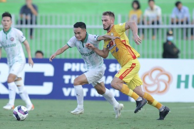 Quốc Phương ghi siêu phẩm, CLB Thanh Hóa thắng trên sân của đội Bình Định