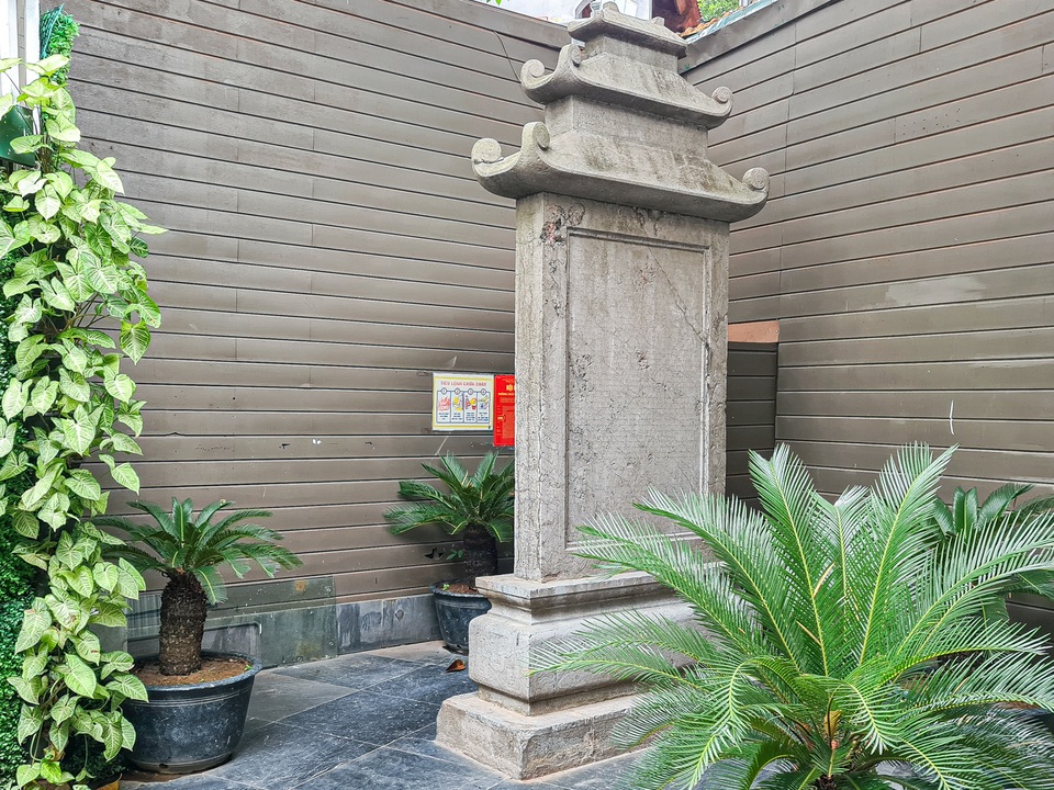 Bia tưởng niệm Nguyễn Du bị lãng quên trong góc quán cà phê ở Hà Nội - 2 Bia tưởng niệm Nguyễn Du bị lãng quên trong góc quán cà phê ở Hà Nội - 2