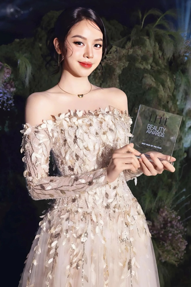 Hoa hậu Thanh Thủy lộng lẫy trên thảm đỏ, giản dị ở đời thường - 1 Hoa hậu Thanh Thủy lộng lẫy trên thảm đỏ, giản dị ở đời thường - 1