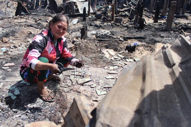 Bới đống tro tàn nhặt nhạnh tài sản sót lại sau vụ cháy hơn 70 nhà dân