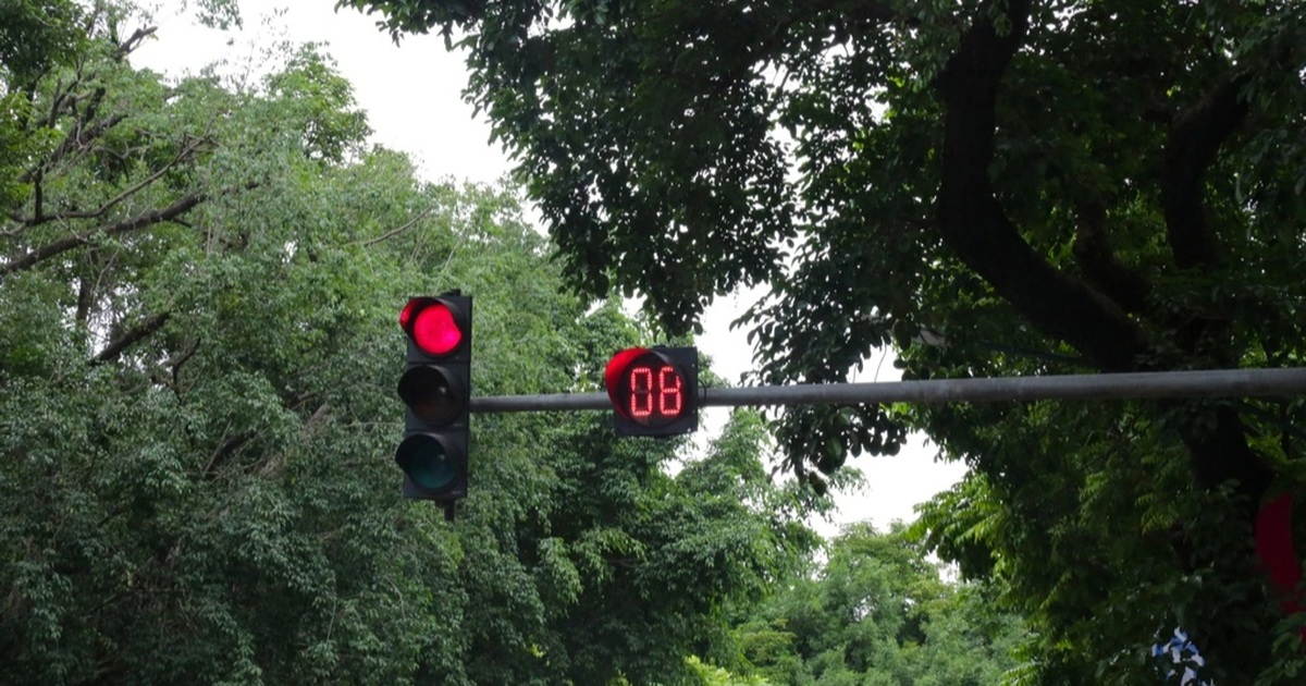 Đèn đỏ "không chịu nhảy xanh" tại nút giao Trần Phú - Hùng Vương ở Hà Nội