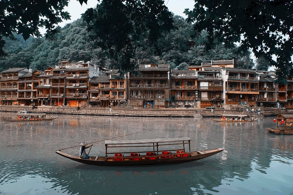 Vẻ đẹp mộng mị của Phượng Hoàng cổ trấn trước khi ngập trong biển lũ - 4 Vẻ đẹp mộng mị của Phượng Hoàng cổ trấn trước khi ngập trong biển lũ - 4