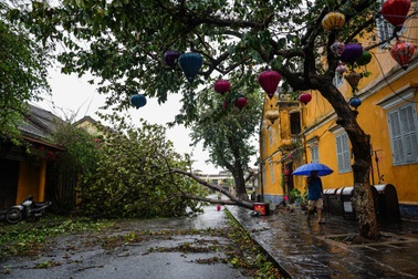 Phố cổ Hội An thiệt hại nghiêm trọng sau khi bão Noru quét qua