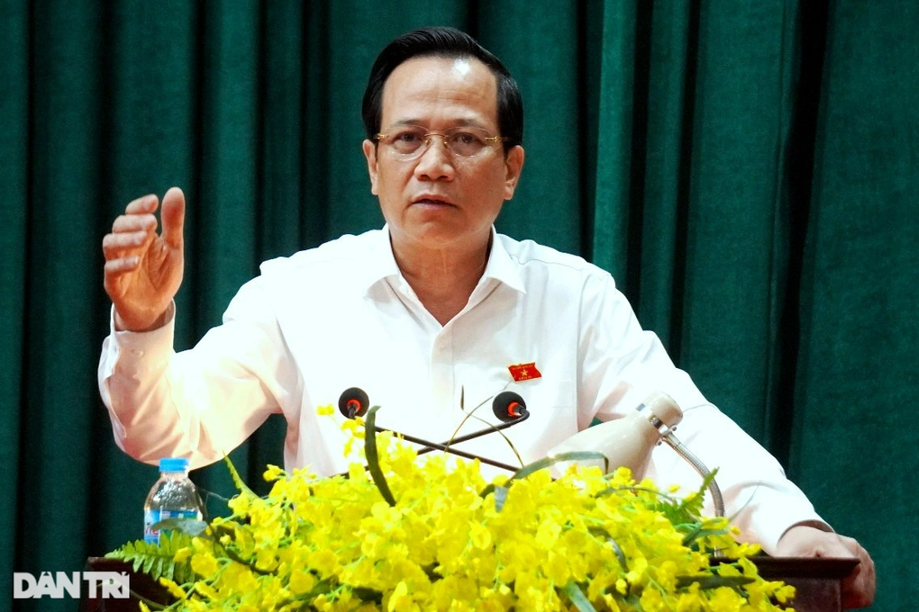 Bộ trưởng Đào Ngọc Dung báo cáo cử tri chuyện tăng lương, vấn đề ngành y - 4 Bộ trưởng Đào Ngọc Dung báo cáo cử tri chuyện tăng lương, vấn đề ngành y - 4