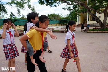 Cảm phục nữ sinh 4 năm cõng bạn khuyết tật đến trường