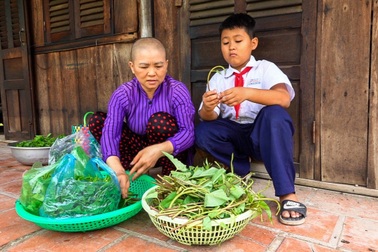 Chồng bỏ, người vợ ung thư bán từng mớ rau dại lo con đói ăn, thất học