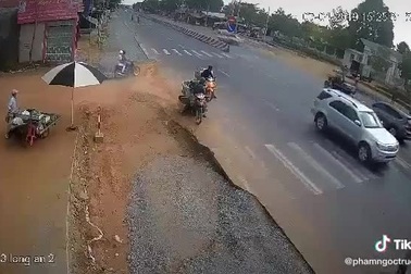 Vụ tai nạn hy hữu vì ô tô tránh xe máy đi ngược chiều
