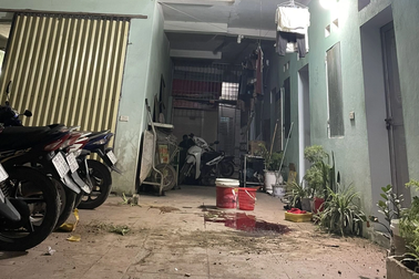 Chồng đẩy vợ ngã từ tầng 3 xuống sân tử vong