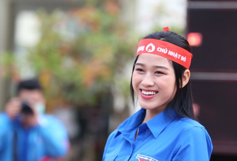 Hoa hậu Đỗ Thị Hà hưởng ứng ngày hội Chủ nhật đỏ tại Thanh Hóa - 2 Hoa hậu Đỗ Thị Hà hưởng ứng ngày hội Chủ nhật đỏ tại Thanh Hóa - 2