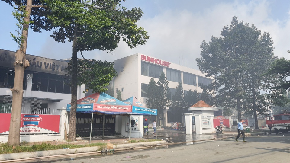 Hiện trường vụ cháy kho hàng gia dụng rộng hơn 7.000m2 - 3 Hiện trường vụ cháy kho hàng gia dụng rộng hơn 7.000m2 - 3