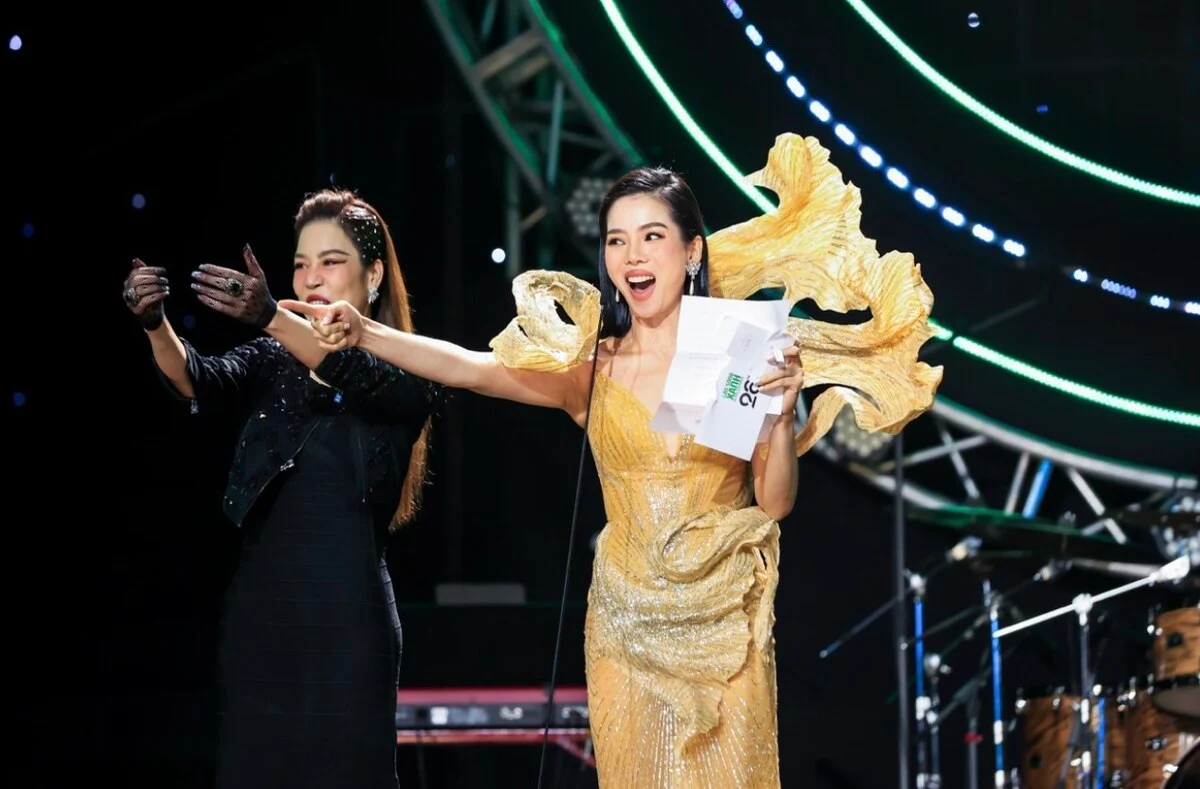 Le Quyen pede desculpas e explica o incidente de ter sido criticado por falta de tato e quebra do roteiro do MC - 1 Lệ Quyên xin lỗi, giải thích vụ bị chê kém duyên, phá kịch bản MC - 1