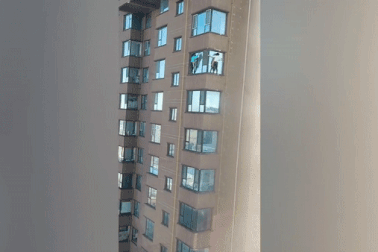 "Thót tim" 2 người phụ nữ liều mạng lau kính ngoài cửa sổ nhà chung cư