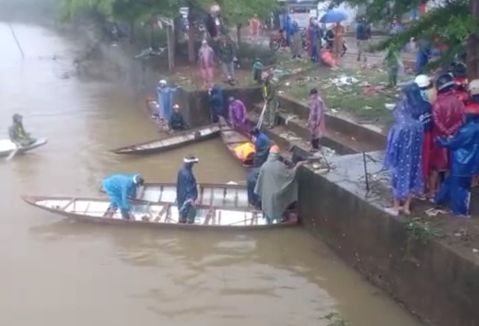 Tìm thấy thi thể nam thanh niên lao cả người lẫn xe xuống sông lúc nửa đêm - 1 Tìm thấy thi thể nam thanh niên lao cả người lẫn xe xuống sông lúc nửa đêm - 1