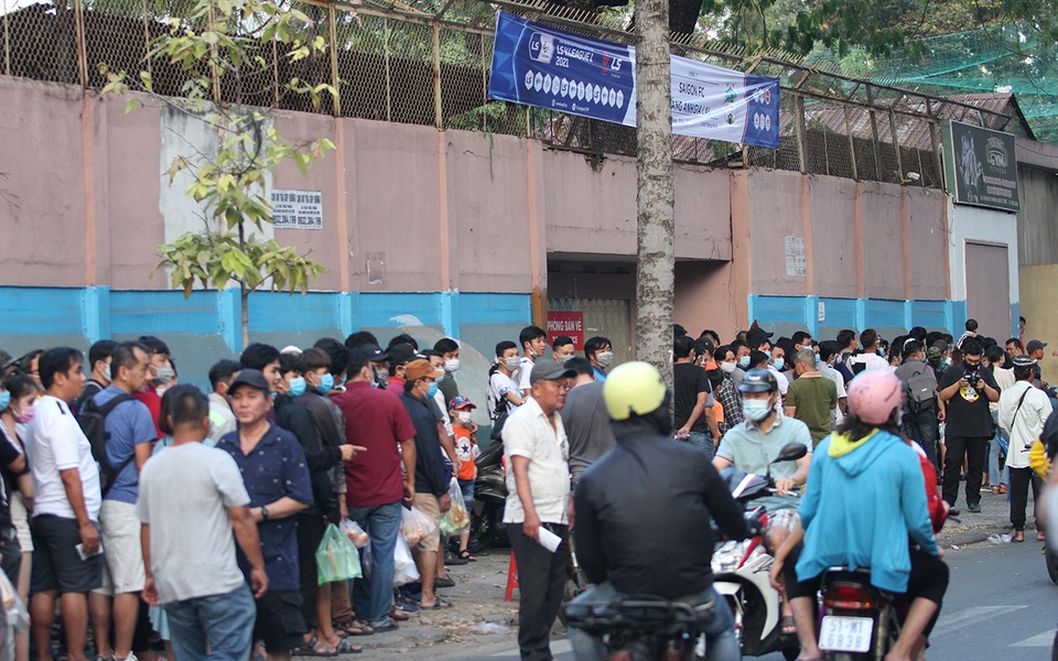 Sân Thống Nhất sôi động vài giờ trước khi Kiatisuk trình làng - 3 Sân Thống Nhất sôi động vài giờ trước khi Kiatisuk trình làng - 3