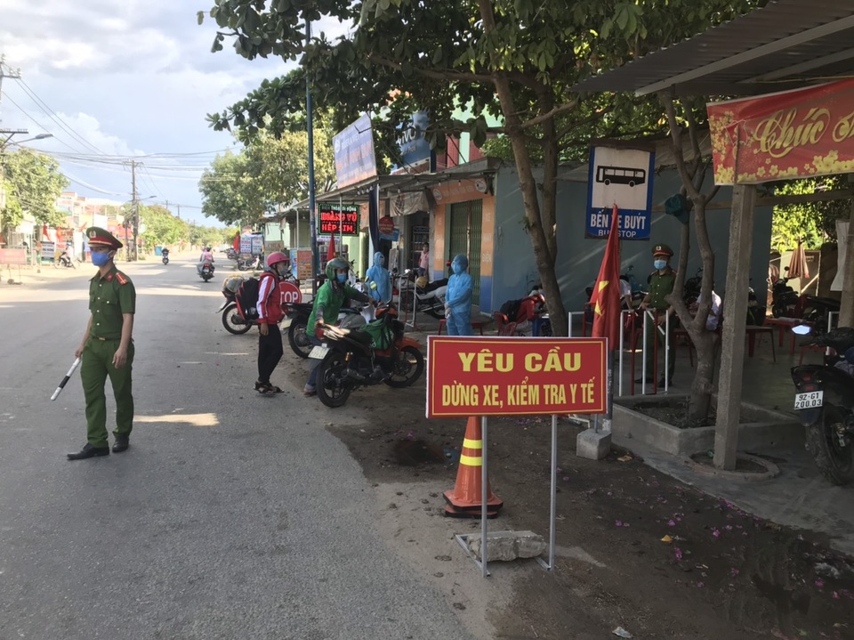 Tìm người đi chung xe buýt, làm chung phân xưởng với bệnh nhân Covid-19 - 1 Tìm người đi chung xe buýt, làm chung phân xưởng với bệnh nhân Covid-19 - 1