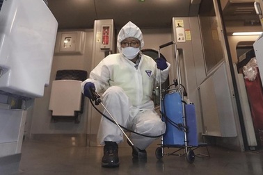 Ngân hàng Trung Quốc khử trùng tiền ngăn virus corona lây lan