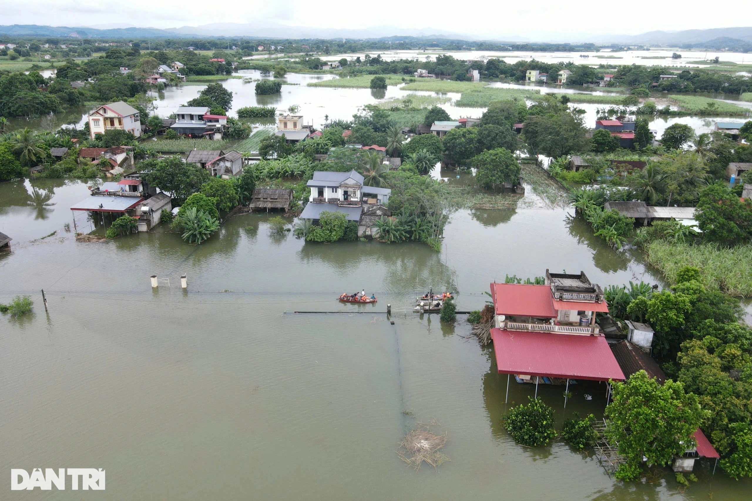 View - Làng cô lập trong nước lũ, dân dùng thuyền di chuyển, chế nhà phao chứa đồ | Báo Dân trí