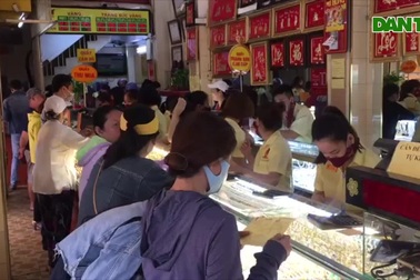 Giá vàng chạm đỉnh, người dân TPHCM tấp nập mua bán