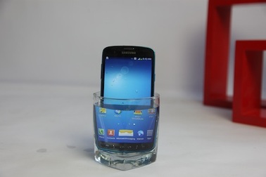 Đập hộp Galaxy S4 Active “nồi đồng cối đá” tại Việt Nam