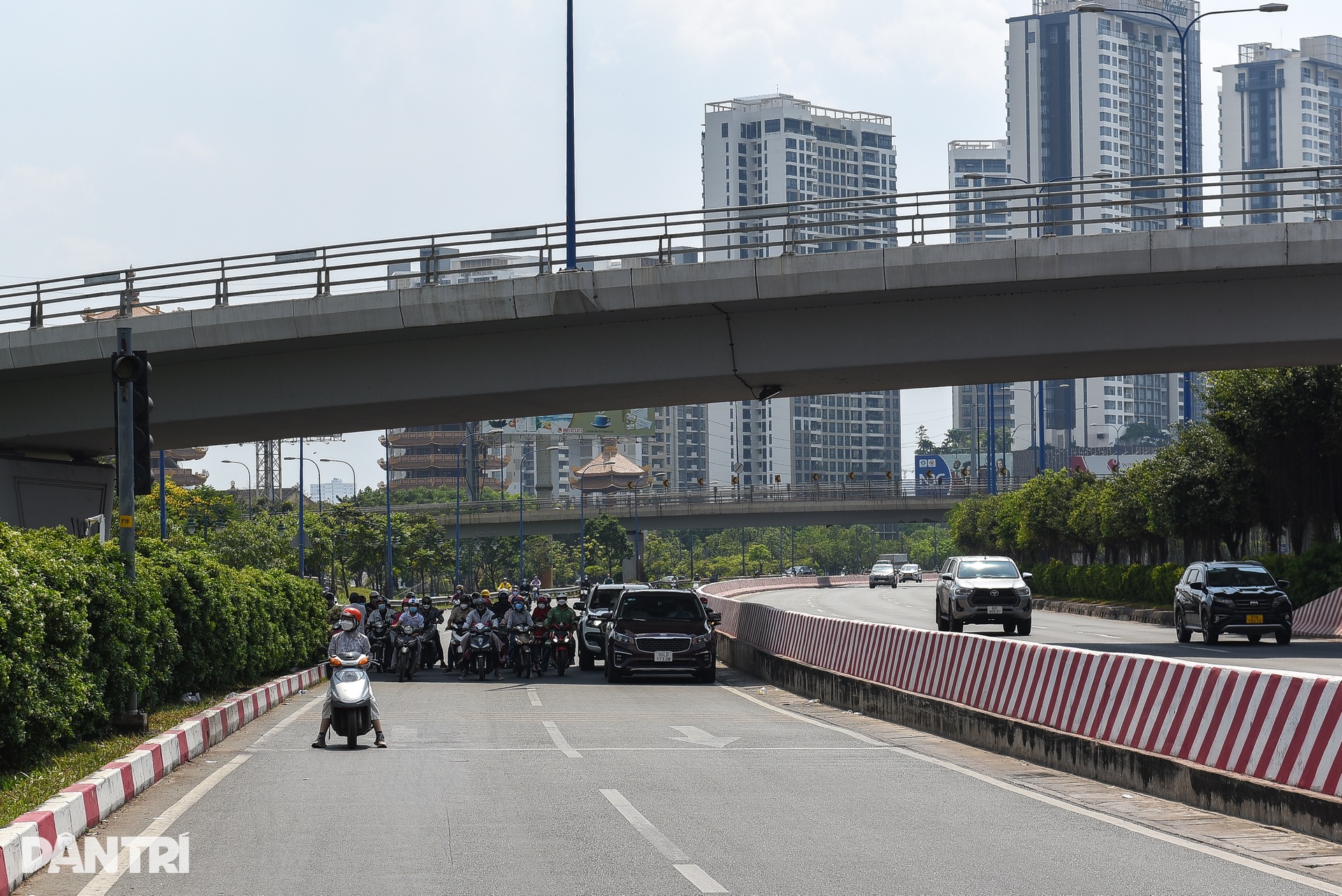 Người dân TPHCM chật vật dưới nắng nóng gần 40 độ C ngày đầu hè - 1 Người dân TPHCM chật vật dưới nắng nóng gần 40 độ C ngày đầu hè - 1