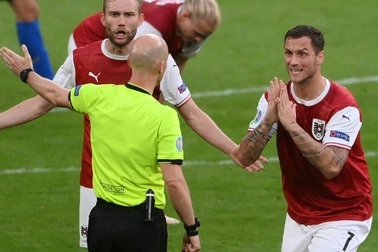 Báo chí Áo: "Đội nhà thất bại trong gang tấc giữa đêm Wembley nhiệm màu"