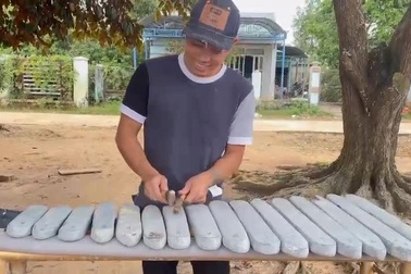 Chàng trai Kon Tum chơi bản nhạc Waiting for you trên đàn đá