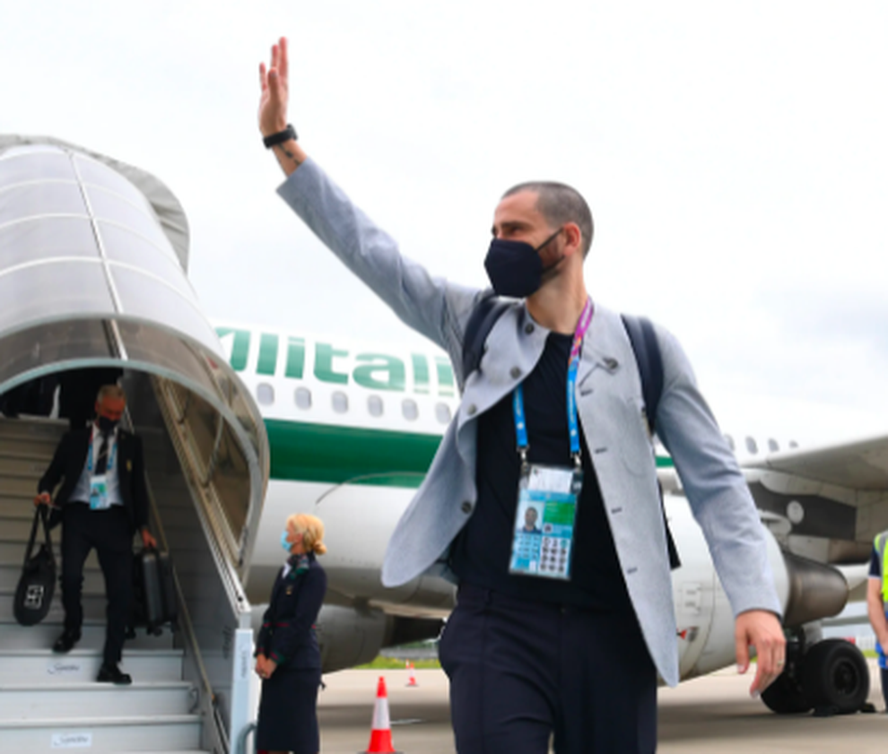 Spinazzola chống nạng đến London, chờ nhận cúp vô địch cùng tuyển Italia - 3 Spinazzola chống nạng đến London, chờ nhận cúp vô địch cùng tuyển Italia - 3