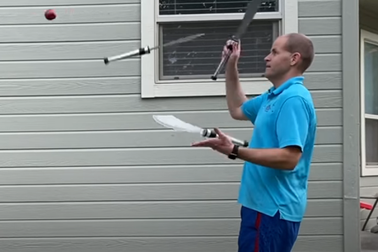 Kinh ngạc với màn tung hứng dao, "chém hoa quả" ngoài đời thực