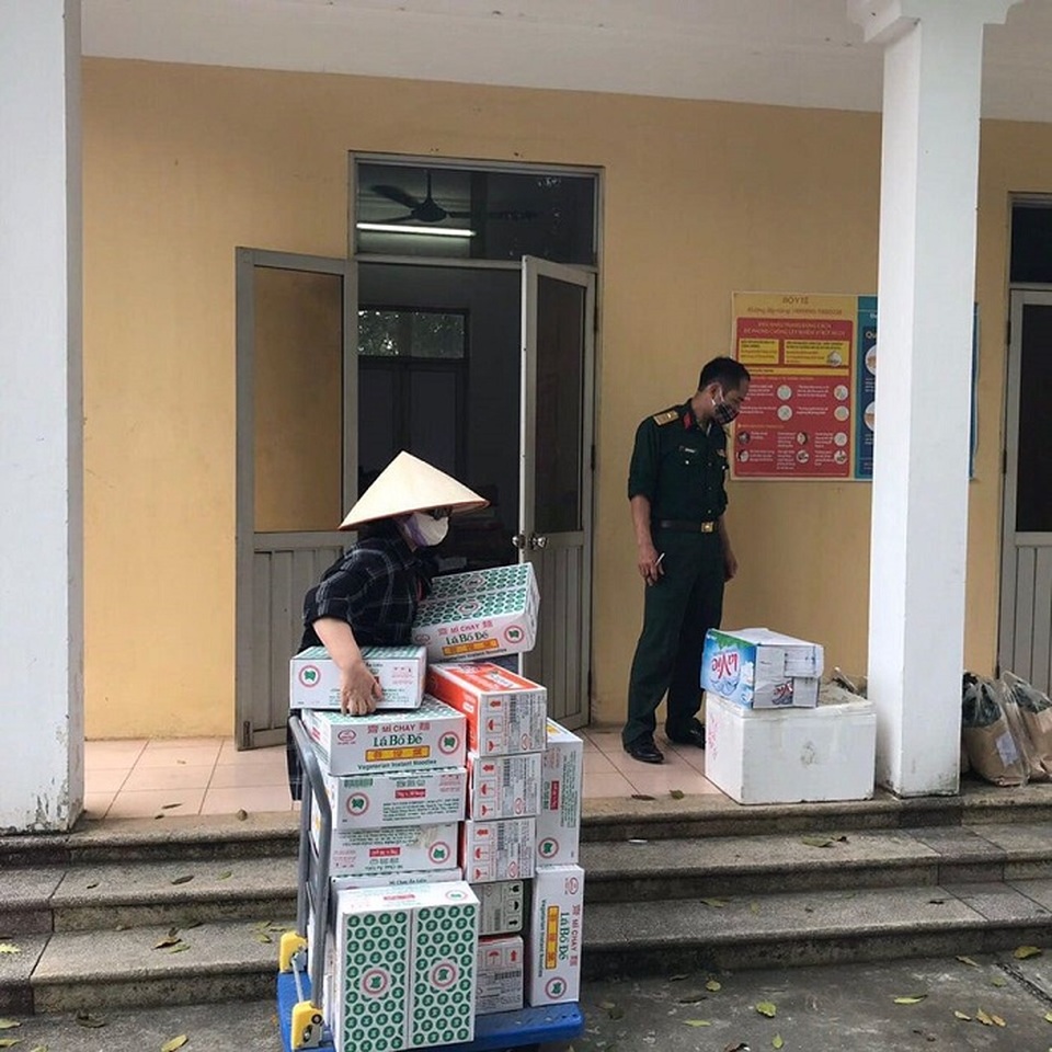 Người mẹ tiếp tế cho bộ đội, quyết không gửi quà cho con trai đang cách ly - 2 Người mẹ tiếp tế cho bộ đội, quyết không gửi quà cho con trai đang cách ly - 2