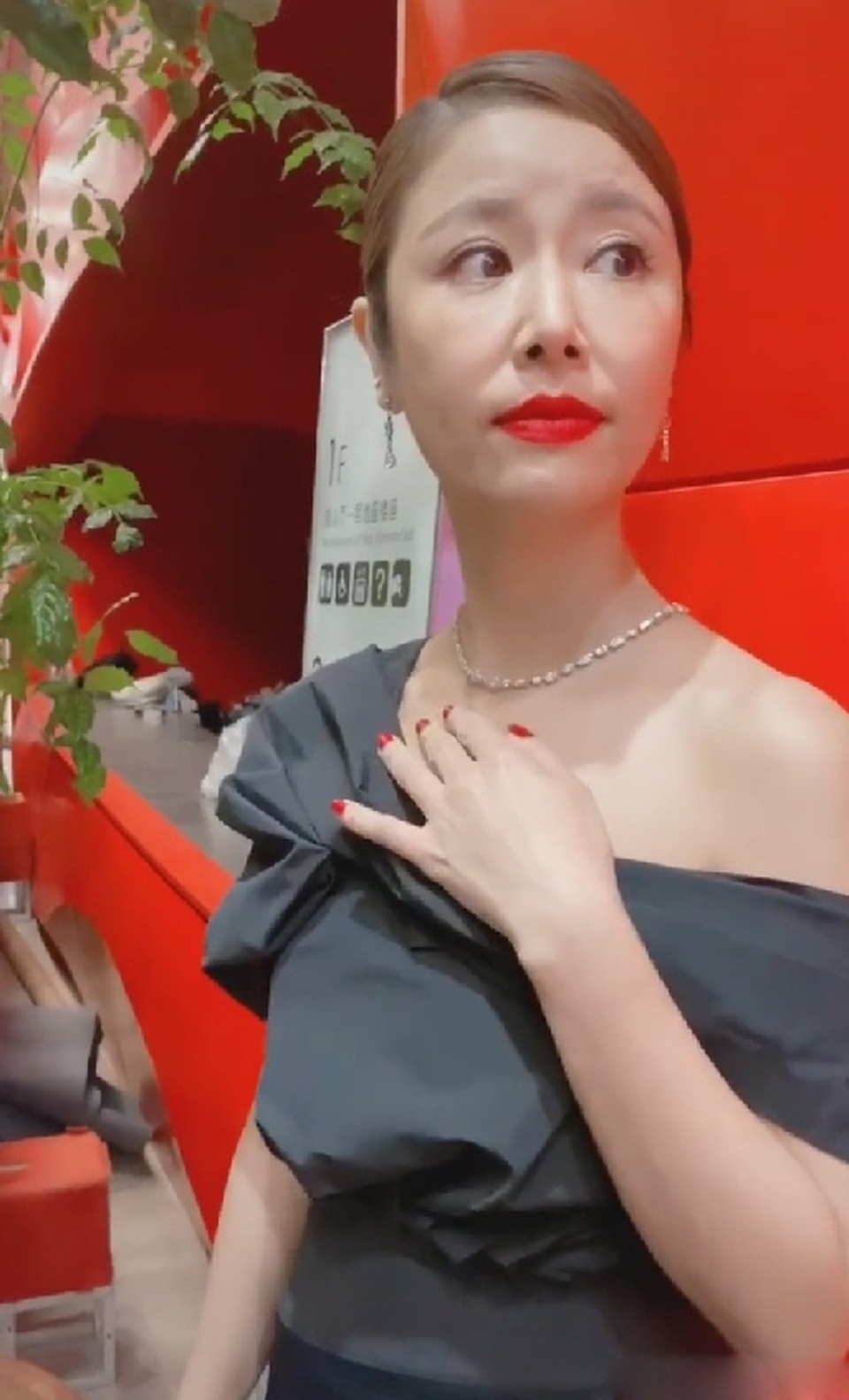 Lâm Tâm Như lộ gương mặt già nua khi thiếu công nghệ chỉnh sửa ảnh - 2 Lâm Tâm Như lộ gương mặt già nua khi thiếu công nghệ chỉnh sửa ảnh - 2