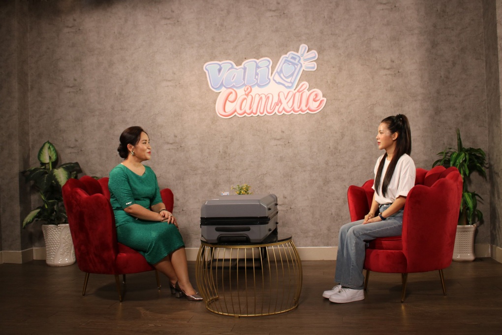 Ca sĩ nhỏ tuổi nhất nhóm Mắt Ngọc: Bị phụ tình, vỡ nợ đến mức nghĩ quẩn - 2