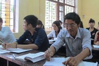 Sinh viên 53 tuổi đến giảng đường cùng con trai