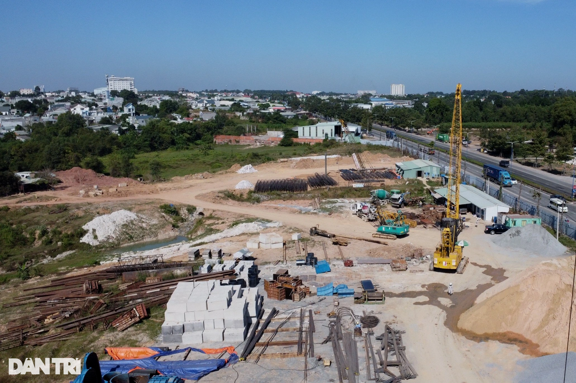 Công nhân Bình Dương ngày đêm tất bật trên dự án đường Vành đai 3 TPHCM - 7 Công nhân Bình Dương ngày đêm tất bật trên dự án đường Vành đai 3 TPHCM - 7