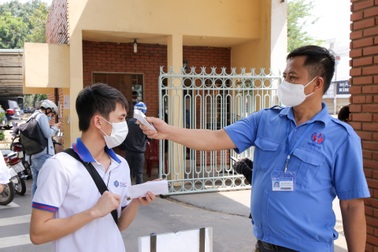 Sau 5 tháng ở nhà, sinh viên năm cuối tại TPHCM được trở lại trường