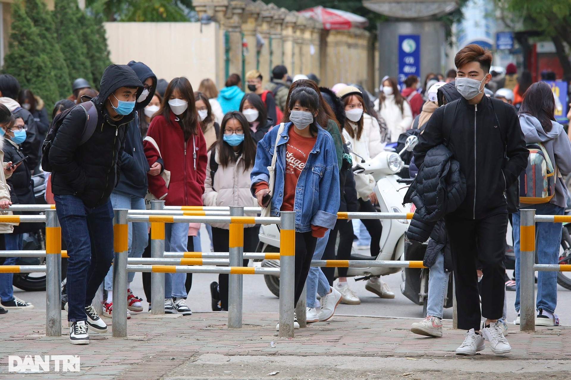 Rào chắn vỉa hè ngăn xe máy gây khó, người đi bộ bất đắc dĩ phải trèo qua - 2 Rào chắn vỉa hè ngăn xe máy gây khó, người đi bộ bất đắc dĩ phải trèo qua - 2