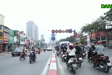 Biển cấm xe máy trên cầu vượt Lê Văn Lương - Láng Hạ vô nghĩa